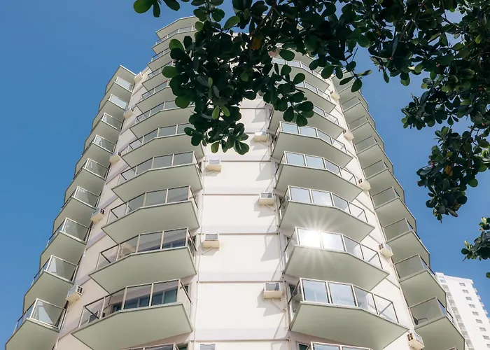 Family Hotel: Waikiki Circle Hotel By Castle
